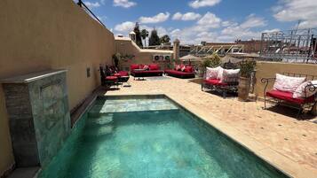 Piscine extérieure, chaises longues