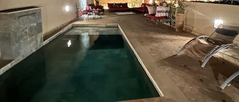 Piscine extérieure, chaises longues