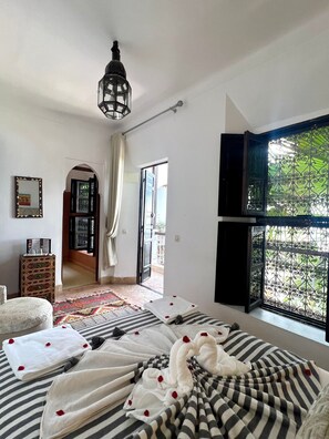 Phòng đôi hoặc 2 giường đơn tiện nghi đơn giản, phòng tắm riêng | Két bảo mật tại phòng, bàn, phòng cách âm 