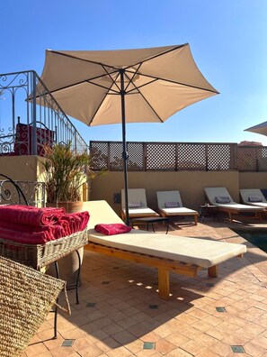 Hồ bơi ngoài trời, ghế dài tắm nắng 