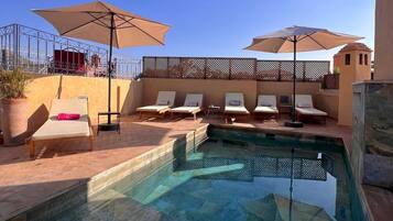 Piscine extérieure, chaises longues