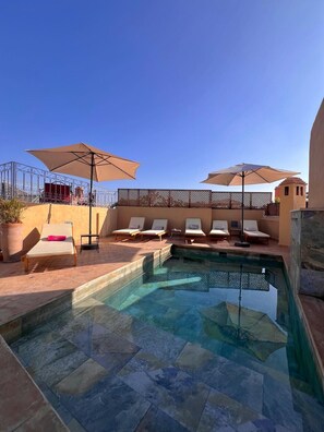 Hồ bơi ngoài trời, ghế dài tắm nắng 