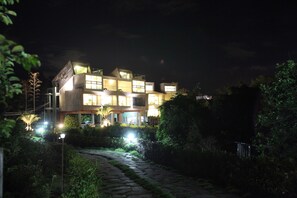 Front of property – evening/night - The Cozy in Jeju (Seogwipo)