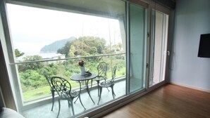 Poseidon (Type 1) | Living area | Flat-screen TV