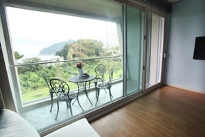 Poseidon (Type 1) | Living area | Flat-screen TV