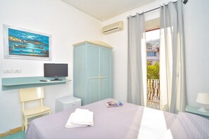 Habitación triple económica | Caja fuerte, escritorio, cunas (de pago) y wifi gratis