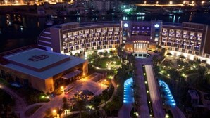 Ένα σύγχρονο ξενοδοχείο με μια κεντρική αυλή, πολλά επίπεδα και ένα επιβλητικό κτίριο με κυκλικό σχεδιασμό.