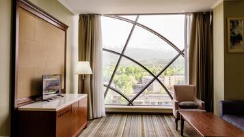 Minibar, két bảo mật tại phòng, bàn, bàn ủi/dụng cụ ủi quần áo