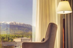 ميني بار وخزنة داخل الغرفة ومكتب ومكواة/لوح كي