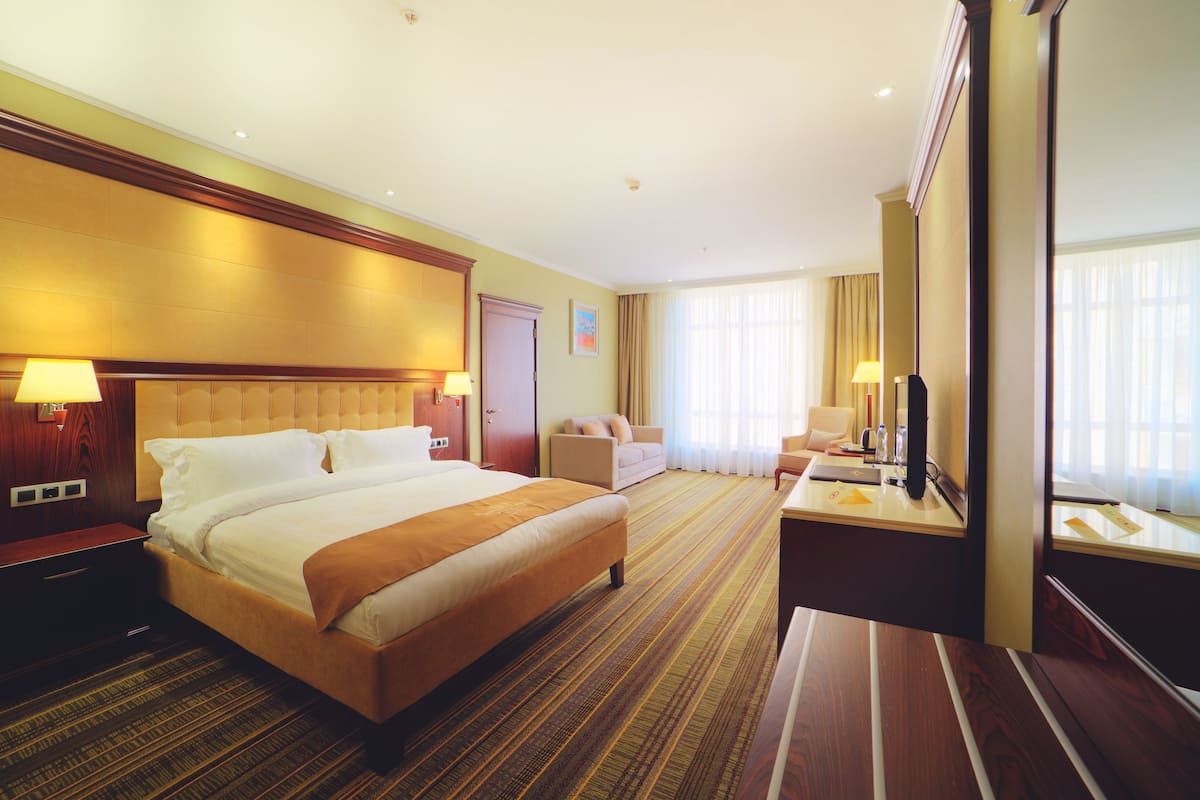 Deluxe Double Room | Minibar, in-room safe, desk, iron/ironing board