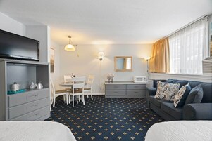 Estúdio standard, banheiro privativo (Two Double Beds) | Wi-Fi de cortesia, roupa de cama