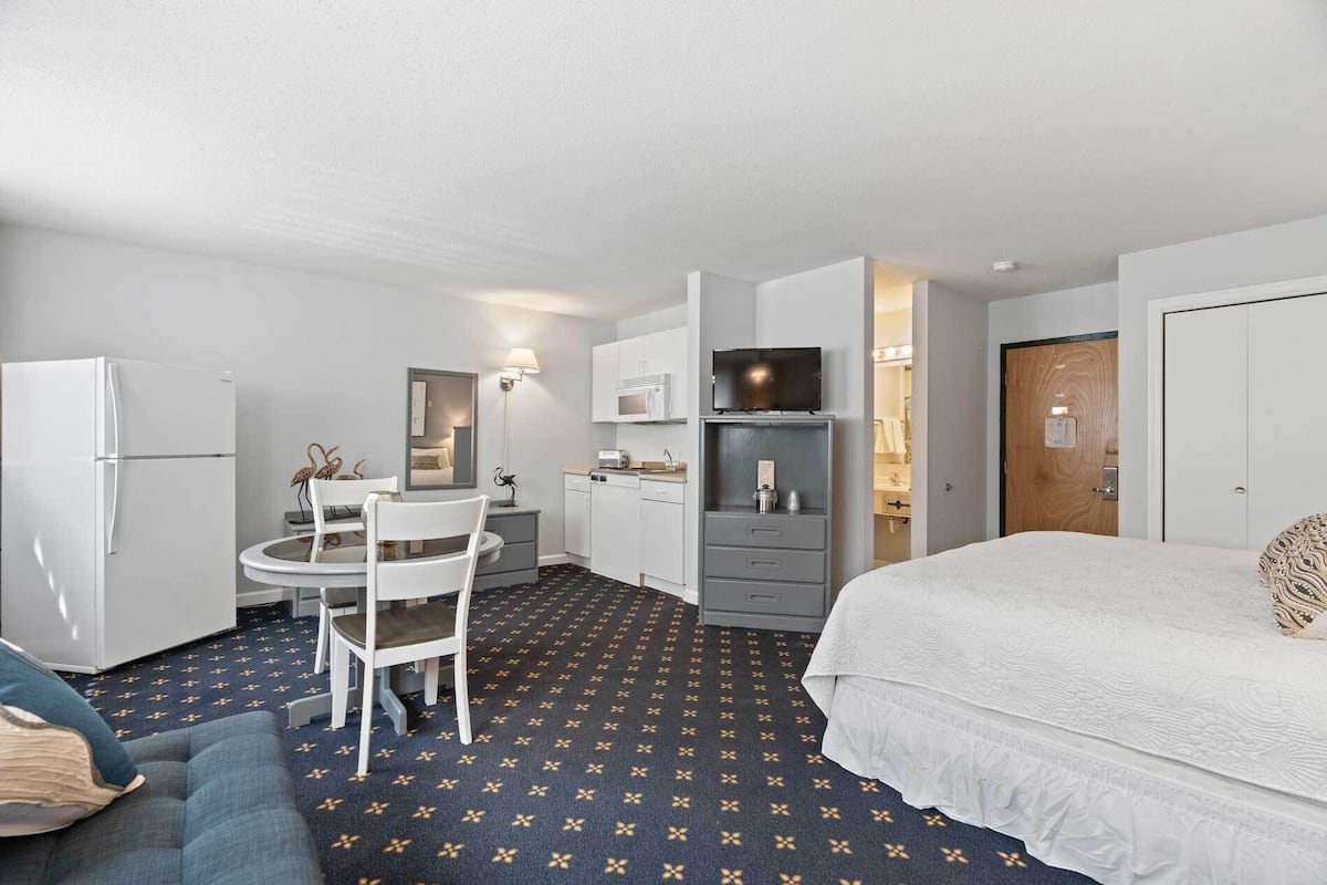 Deluxe Studio, Private Bathroom (King Size Bed) | 1 bedroom, premium bedding, individually decorated