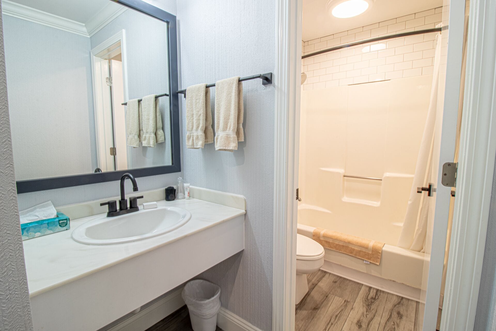 Combined shower/tub, rainfall showerhead, free toiletries, hair dryer