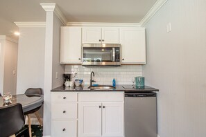 Deluxe Studio, Private Bathroom (Two Queen Size Bed) | Shared kitchen