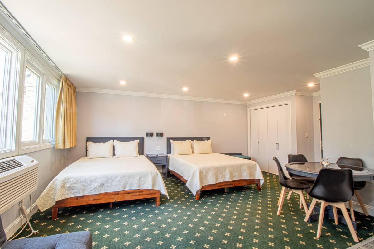 Deluxe Studio, Private Bathroom (Two Queen Size Bed) | WiFi (free), bed sheets