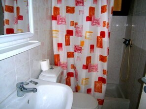 Shower, hair dryer, towels - Petros Studios (Kefalonia)