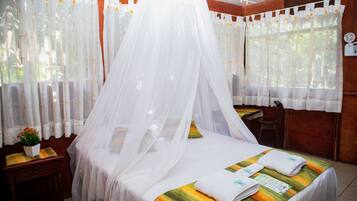 Hypo-allergenic bedding, blackout curtains, free WiFi, bed sheets