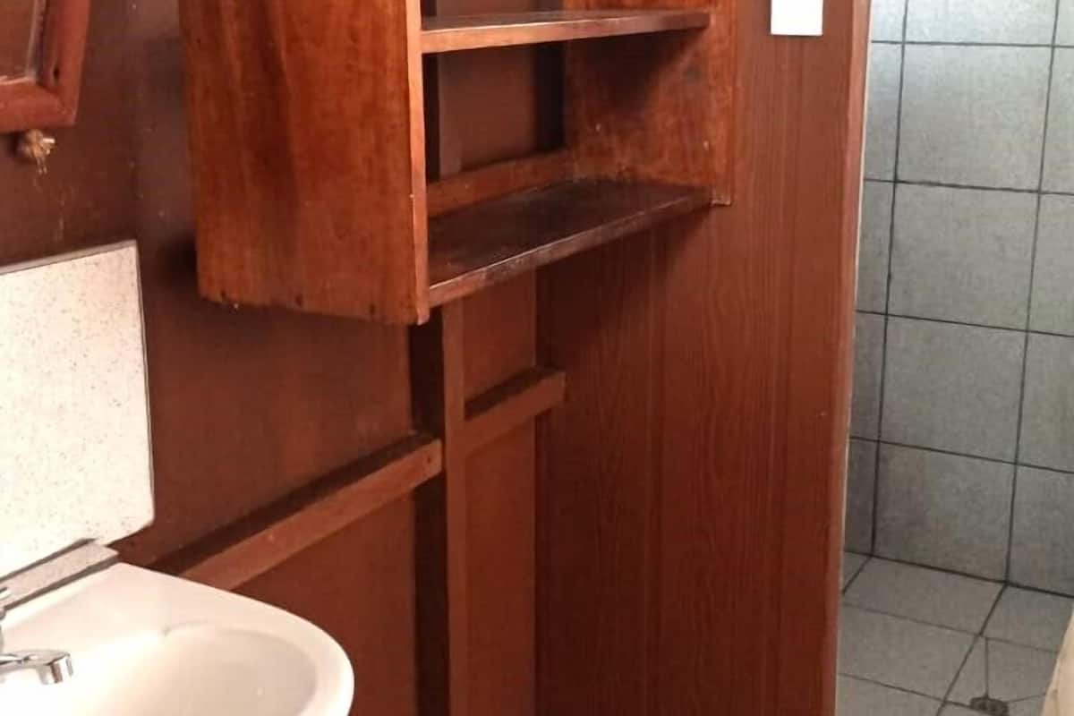 Een douche, gratis toiletartikelen, handdoeken