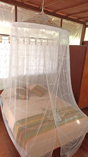 Hypo-allergenic bedding, blackout curtains, free WiFi, bed sheets