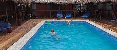 Alberca al aire libre, acceso de 09:00 a 20:00, y camastros