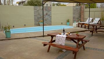 Una piscina al aire libre