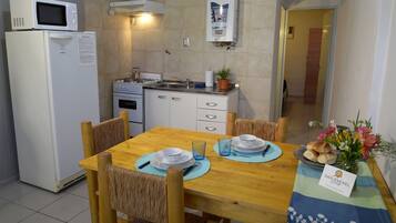 Refrigerador con freezer, microondas, horno, placa de cocina