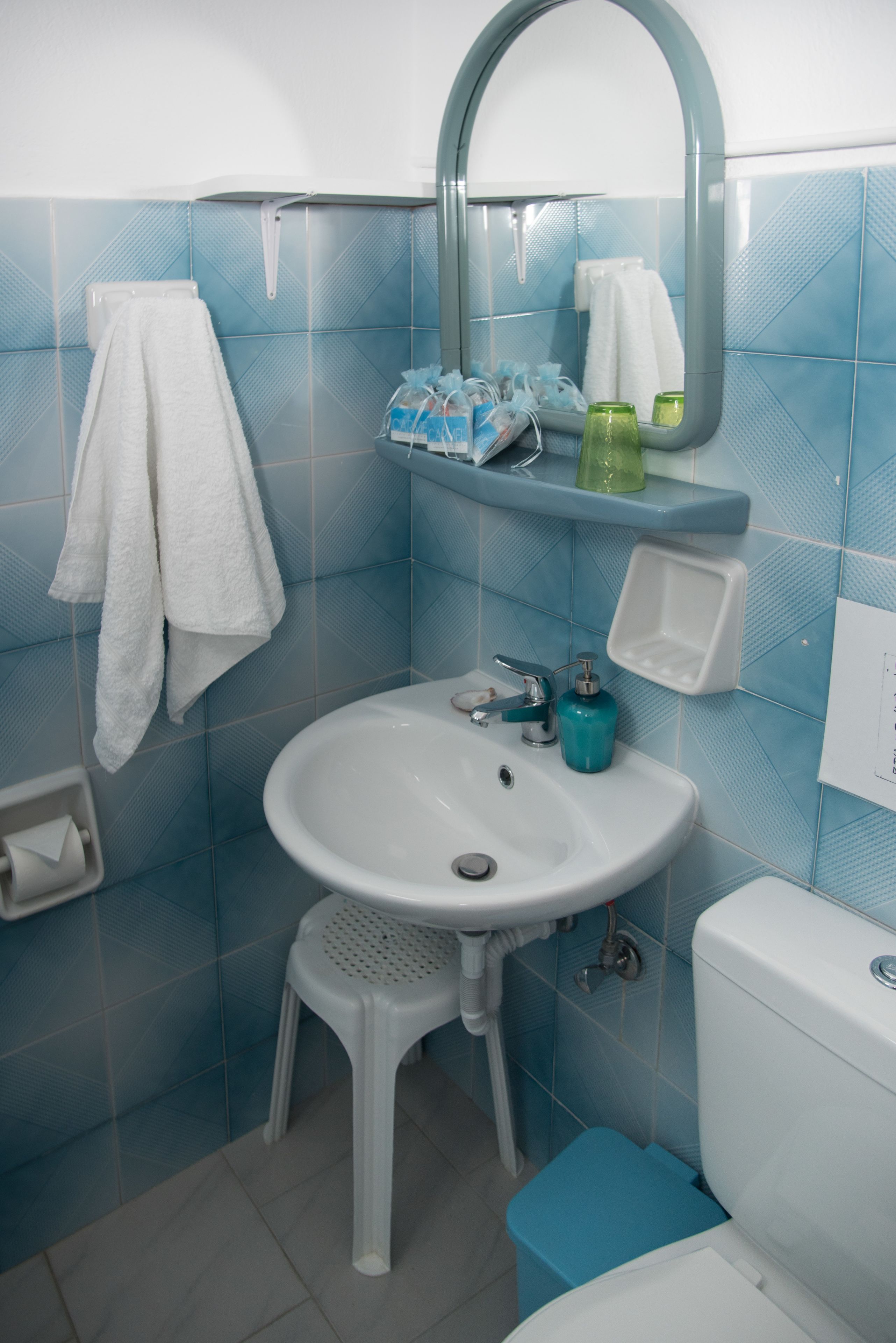 economy studio | bathroom | shower, free toiletries, hair dryer, towels