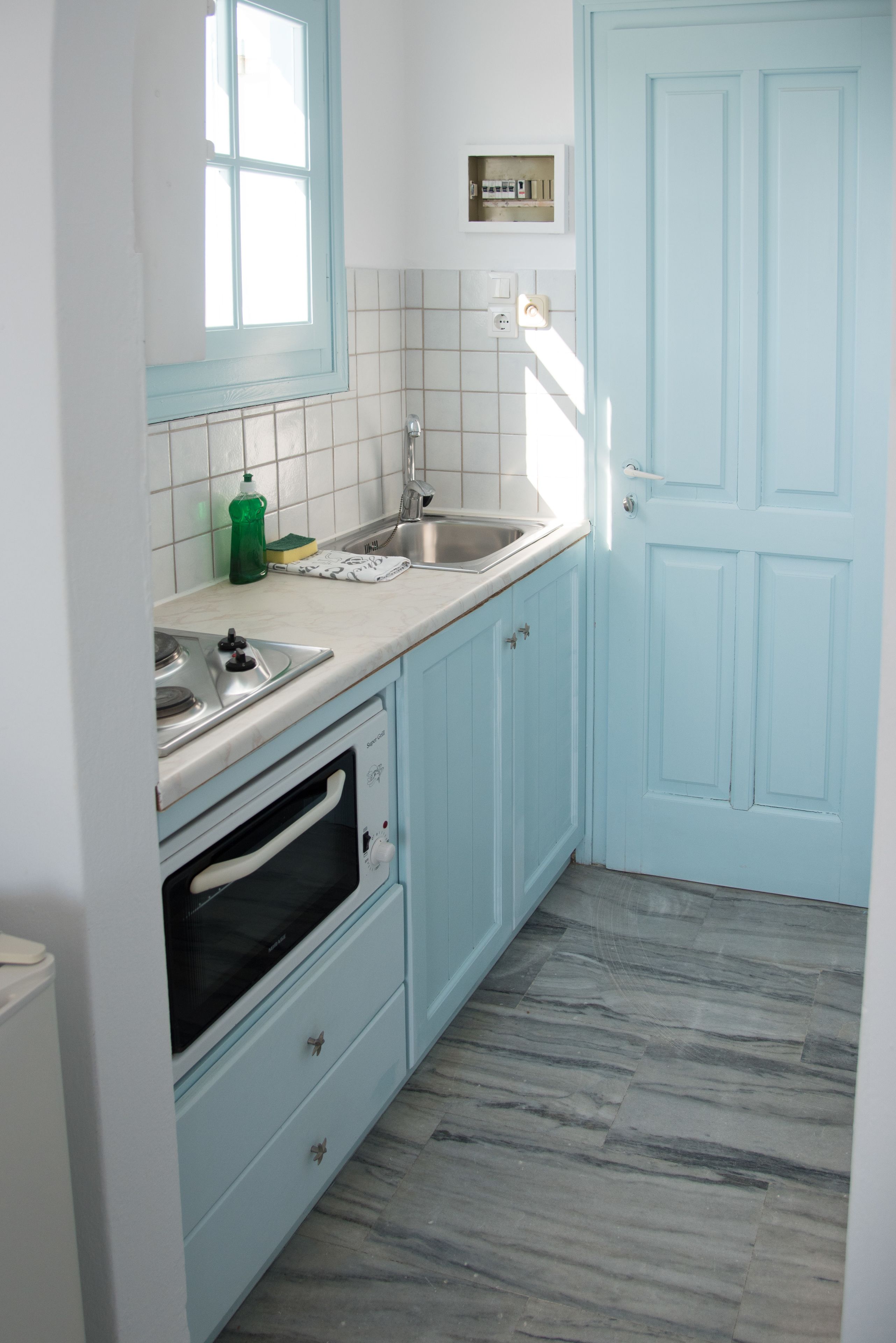 fridge, stovetop, coffee/tea maker, electric kettle