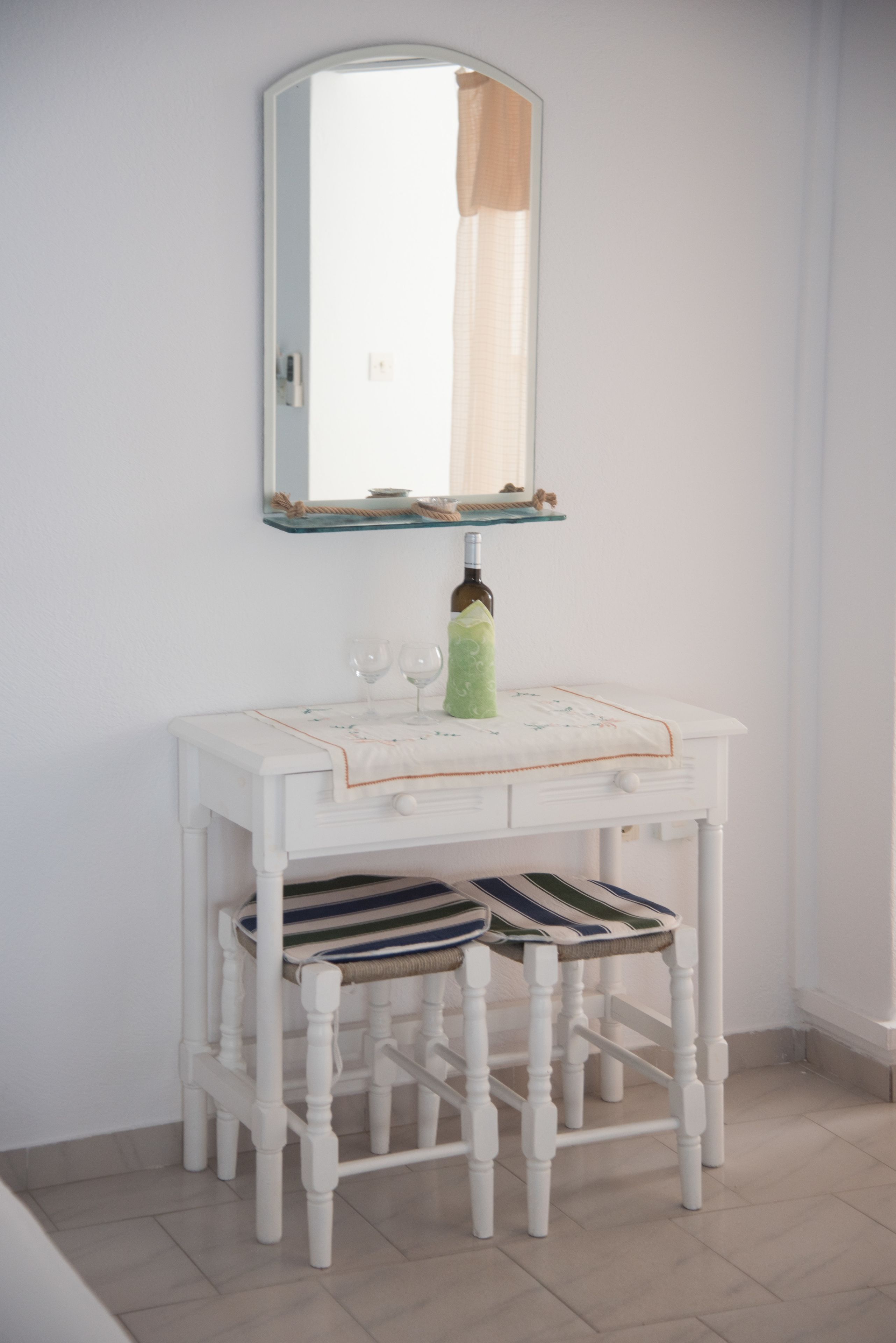 economy studio | living area | flat-screen tv