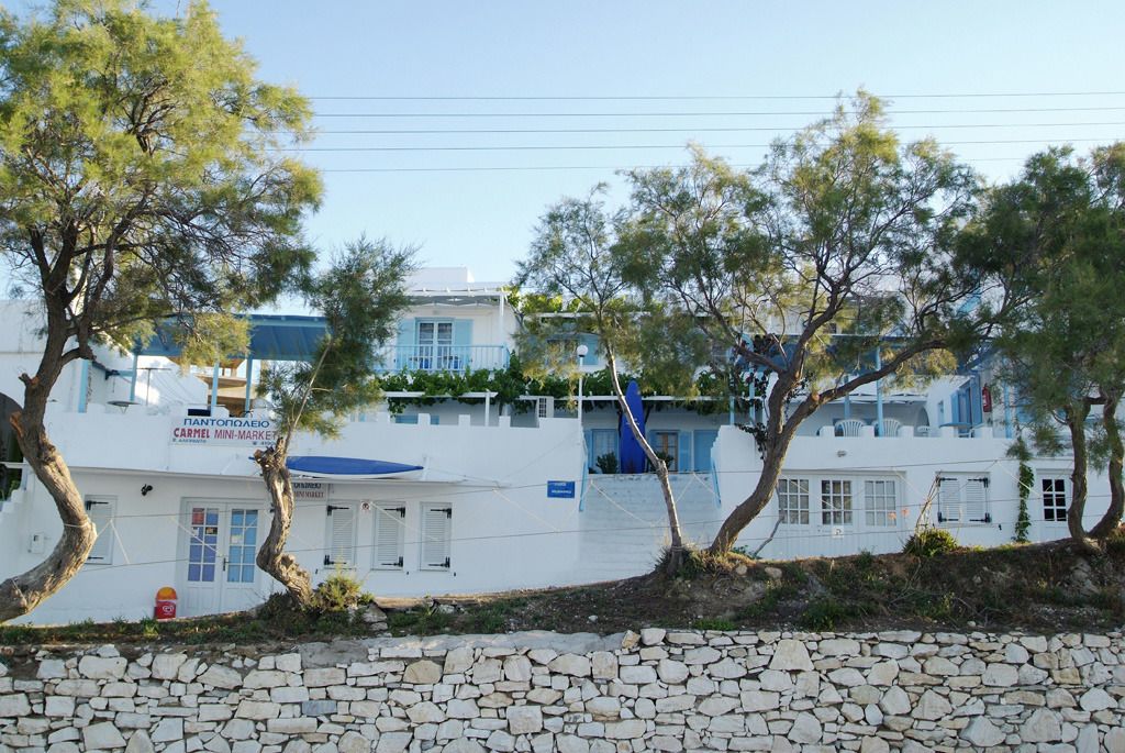 A white building with a sign for a mini-market.