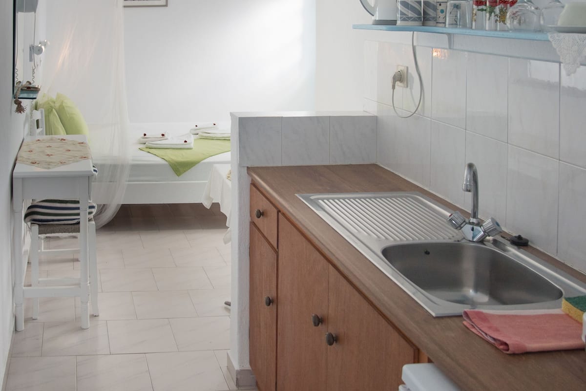 economy studio | private kitchenette | fridge, stovetop, coffee/tea maker, electric kettle