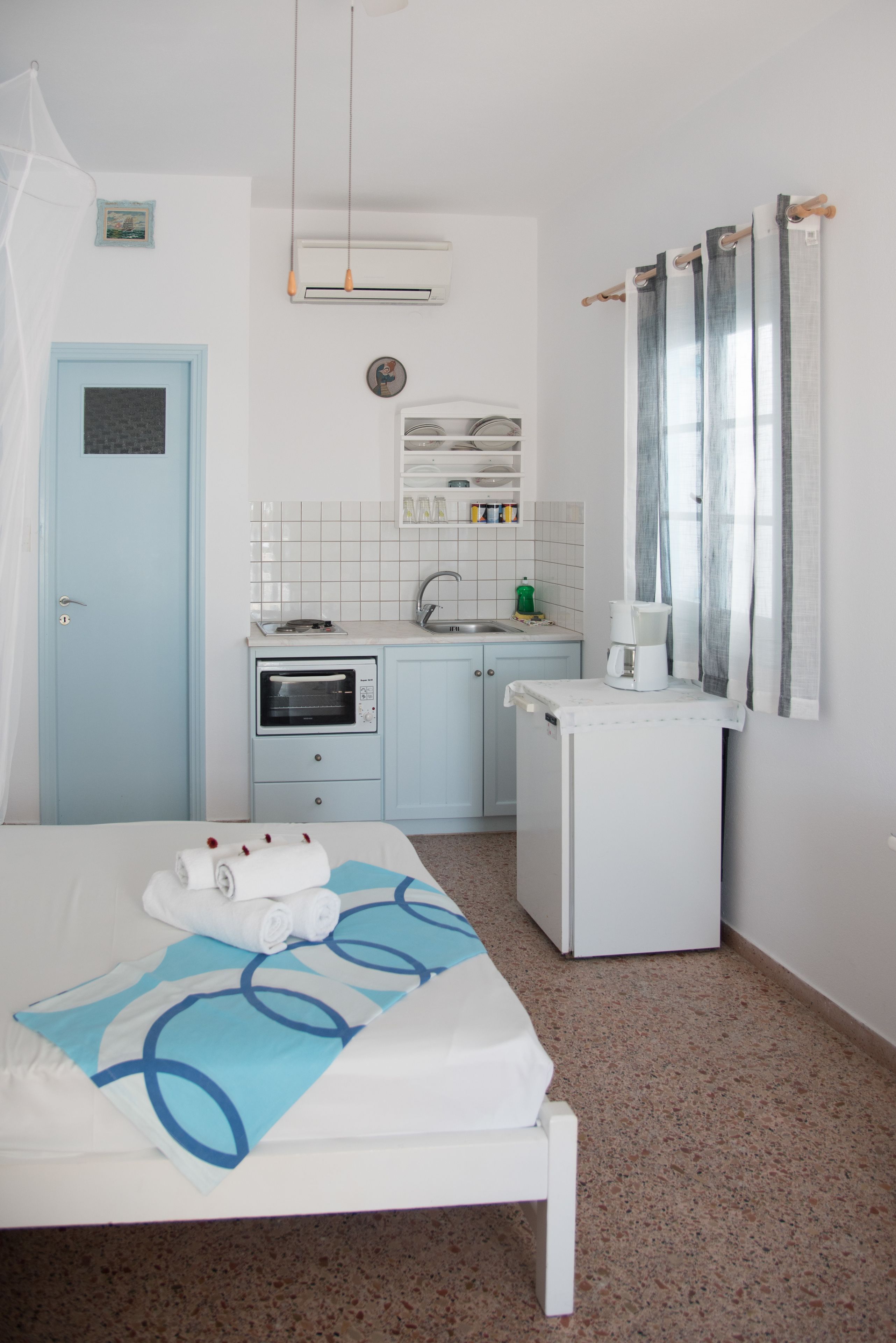 comfort studio, sea view | iron/ironing board, rollaway beds, free wifi, bed sheets