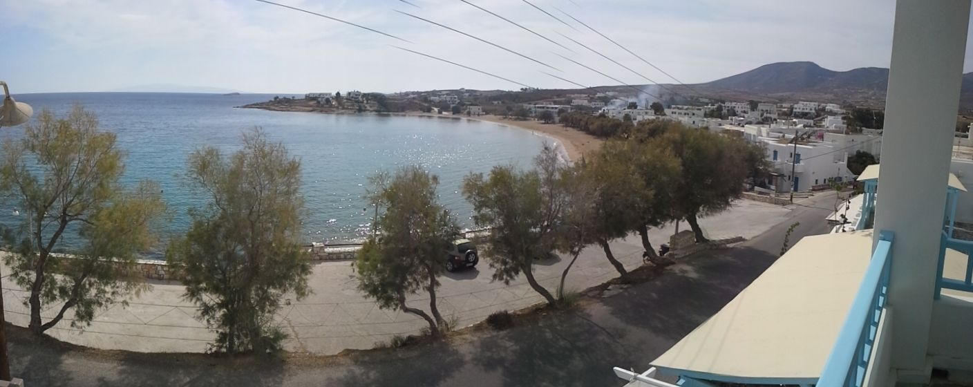 Eine Küstenstadt mit Strand, Bäumen und Gebäuden.