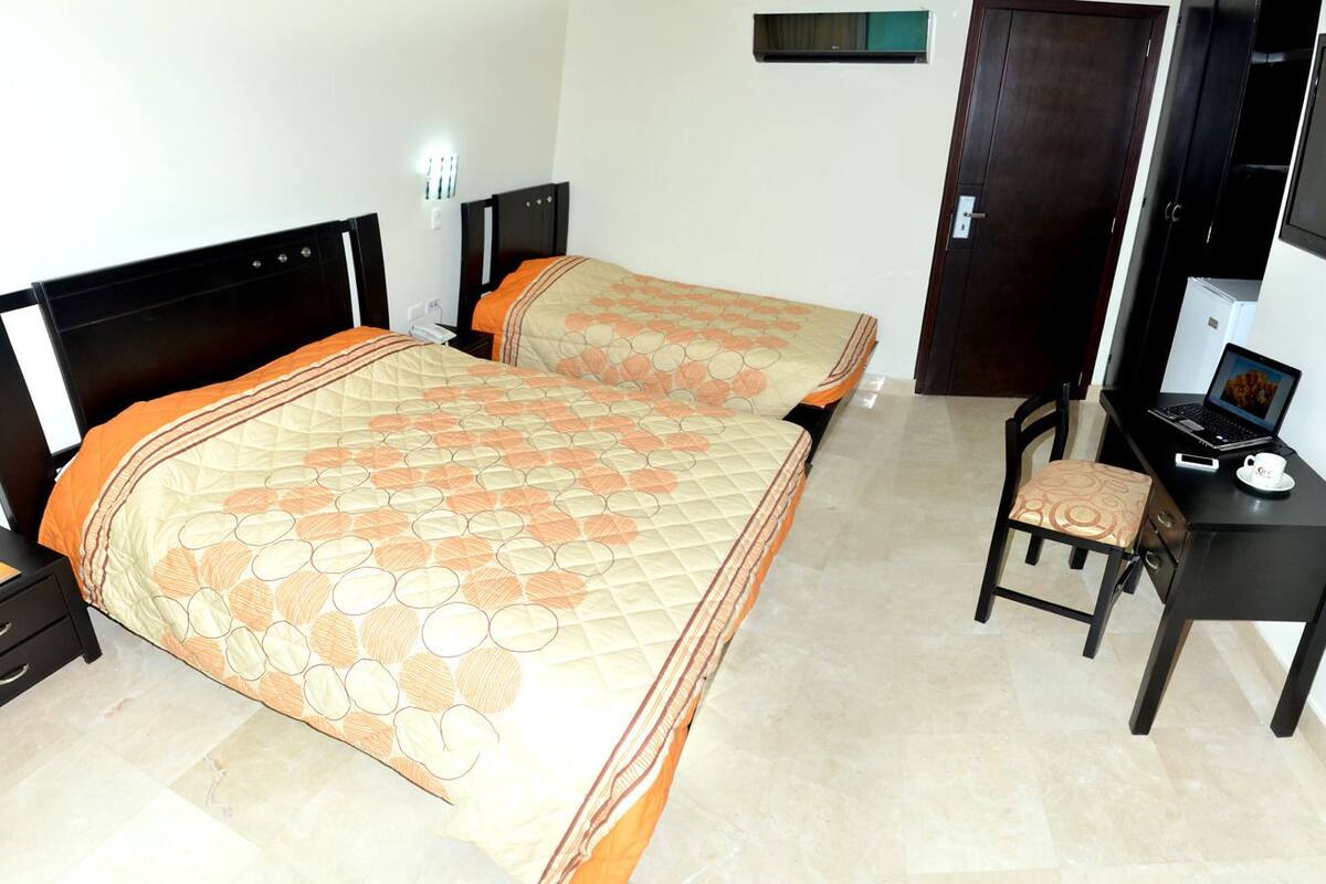 Caja de seguridad en la habitación y escritorio