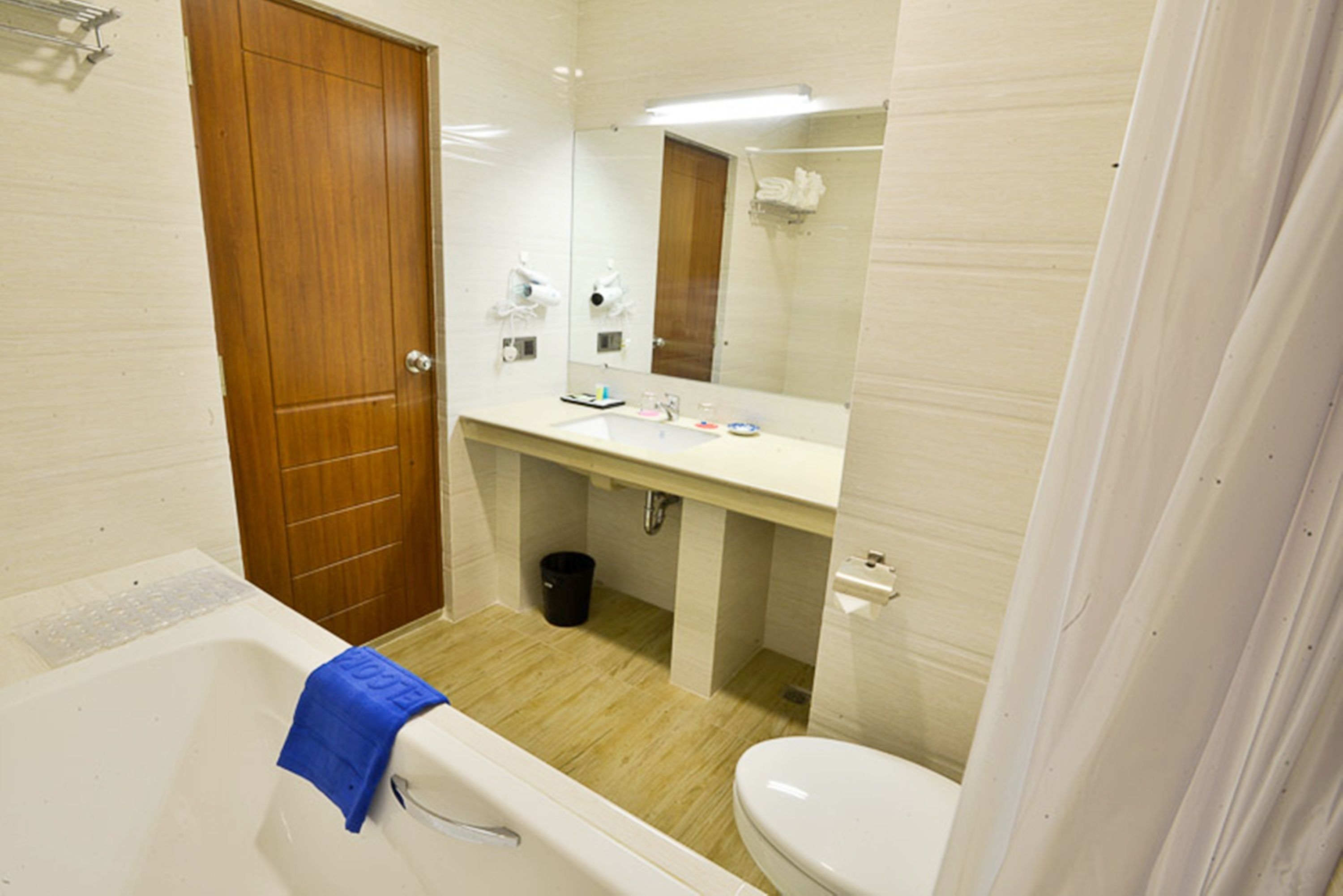 deep-soaking bathtub, free toiletries, dressing gowns, slippers