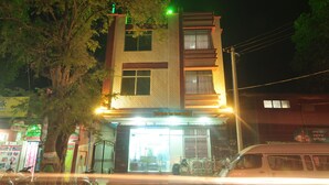 Un edificio con un cartel que dice 'Soi Win San Guest House' de noche.