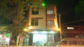 Bagian depan properti - sore/malam
