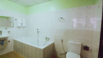 Deluxe Double Room | Bathroom | Shower, free toiletries, hair dryer, towels