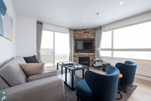 Suite, 2 soverom, ikke-røyk | Oppholdsområde | Flatskjerm-TV og DVD-spiller