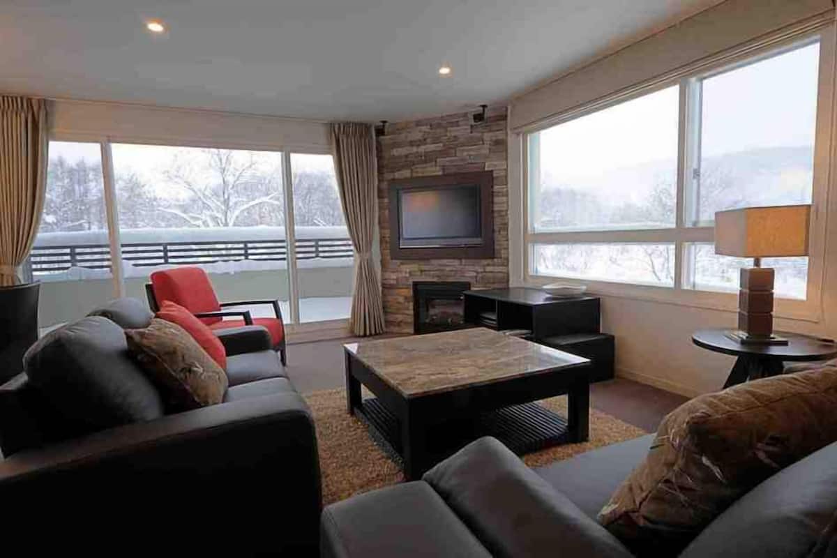 Living area | Flat-screen TV, DVD player