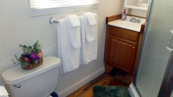 Premium Cabin, 2 Bedrooms, Mountain View | Bathroom | Shower, free toiletries
