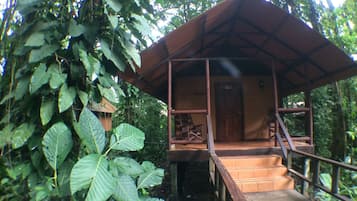 Cabaña, balcón, vistas al jardín | Balcón