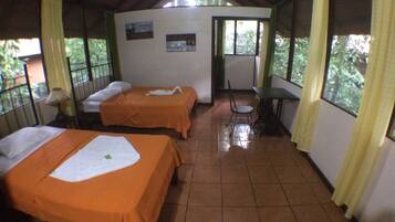 Ferienhütte, Balkon, Gartenblick | Zimmersafe, Schreibtisch, Bettwäsche