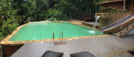 Una piscina al aire libre
