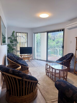 Familieleilighet, 2 soverom (1 Queen, 1 Tri-bunk and 1 Sofa bed) | Oppholdsområde | LED-TV og DVD-spiller