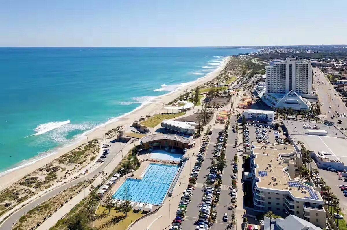 Di pantai, pasir putih, dan payung pantai