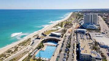 Am Strand, weißer Sandstrand, Sonnenschirme