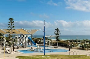 Área de juegos infantiles al aire libre