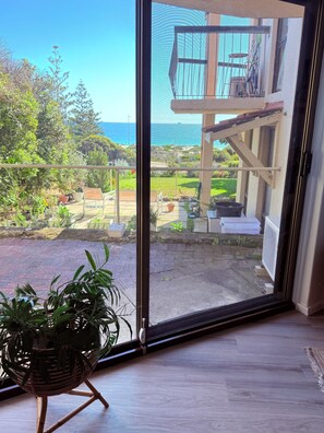 Familieleilighet, 2 soverom (1 Queen, 1 Tri-bunk and 1 Sofa bed) | Utsikt mot strand/hav