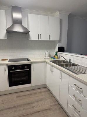 Apartament familiar, 2 dormitoris (1 Queen, 1 Tri-bunk and 1 Sofa bed) | Cuina privada | Frigorífic gran, microones, forn i placa de cuina 